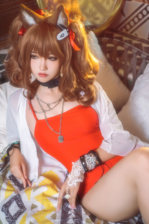 Read more about the article 工藤新伍 Cosplay 明日方舟 安洁莉娜 夏卉泳装