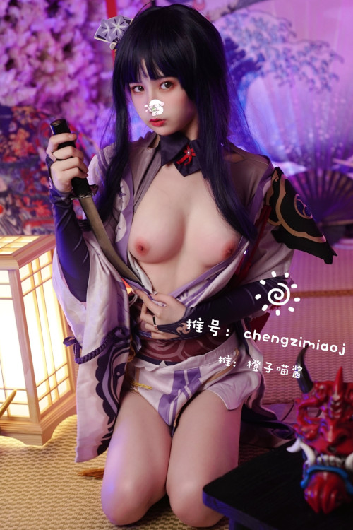 Read more about the article 橙子喵酱 Cosplay 雷神