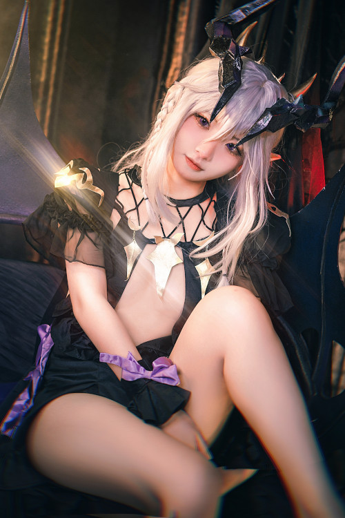 Read more about the article Cosplay 伊喵君 Fafnir 四叶草剧场 法芙娜