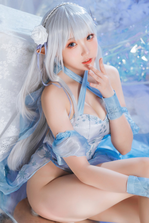 Read more about the article Cosplay 瓜希酱 爱蜜莉雅 水晶礼服